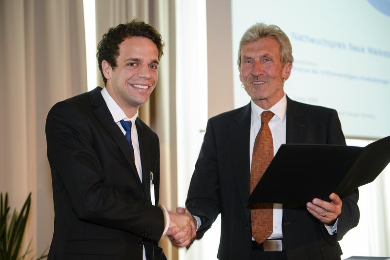 Preisträger Simon Kölbl und Professor Rudolf Stauber, Sprecher des Clusters Neue Werkstoffe
