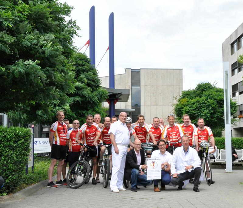 Am Ziel: Prof. Dr. Deniz Kececioglu, Jens Schipper, René Brünn und Dr. André Renner (Mitte v.l.n.r. ) gratulierten den Radlern mit einer Finisher-Urkunde