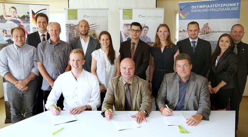 Felix Arnold (adh), Tobias Heilig (Verwaltungsleiter und Prokurist SRH Fernhochschule) und Thomas Grimminger (OSP Stuttgart) besiegeln die zukünftige Kooperation