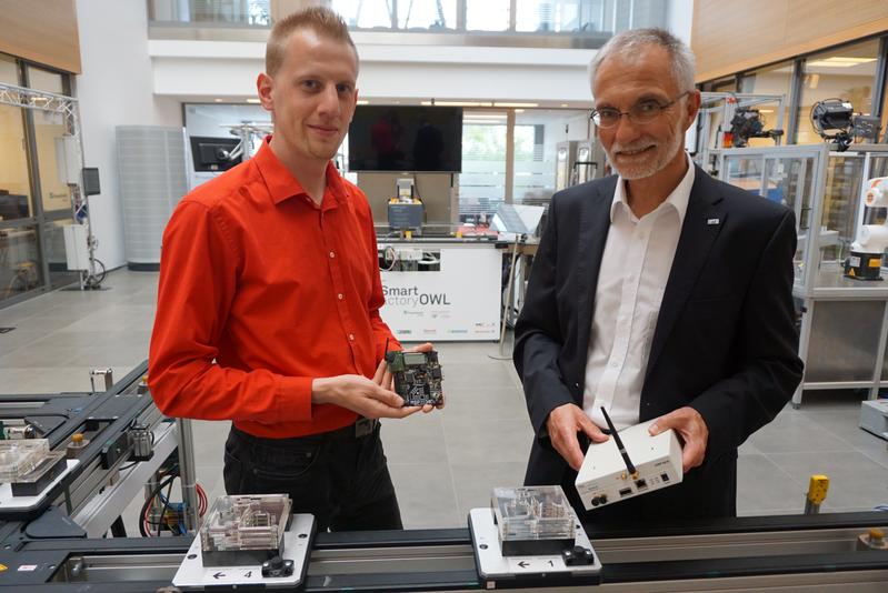 Professor Dr. Uwe Meier (rechts) und Daniel Töws (Wissenschaftlicher Mitarbeiter) vom inIT setzen auf ein friedliches Nebeneinander industrieller Funkanwendungen.