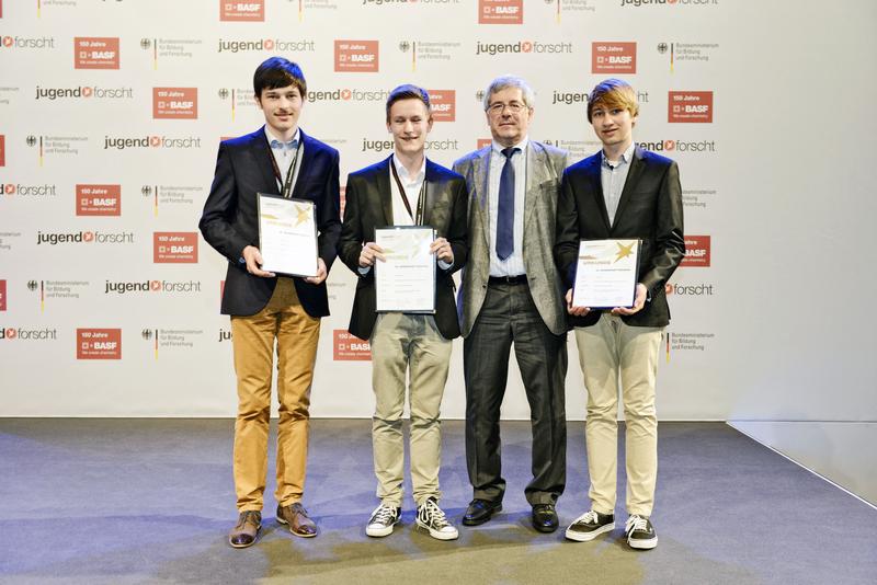 Die Preisträger Yannick Reuter (l.), Oliver Engels (2.v.l.) und Simon Jerg (r.) zusammen mit dem DGfG-Vertreter Herrn Prof. Dr. Paul Gans bei der Preisverleihung in Ludwigshafen