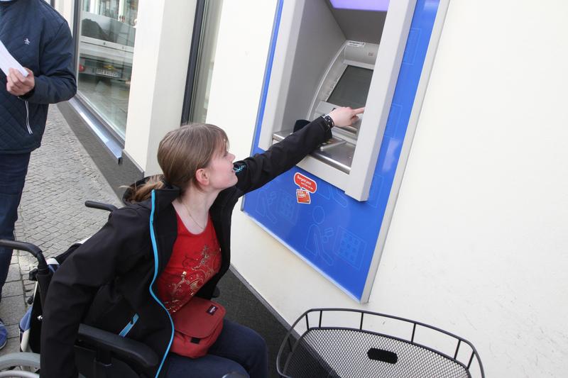 Mal schnell Geld abheben? Studentin Natascha Wittauer erlebt, dass das Display des Bankautomaten viel zu hoch ist, um vom Rollstuhl aus die Beschriftung lesen zu können.
