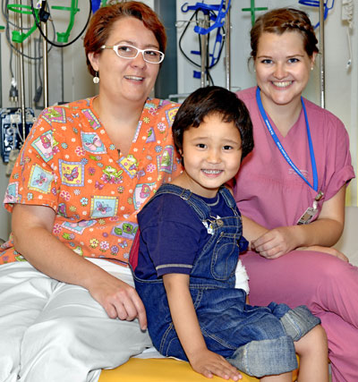 Nicht nur Kinderchirurgin Dr. Frauke Schwier (links) und Schwester Insa (rechts) haben Timur während des mehrwöchigen Klinikaufenthalts in ihr Herz geschlossen.