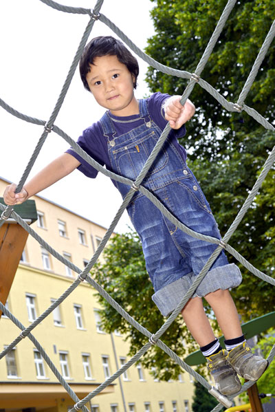 Timur genoss die Sommertage auf dem Spielplatz des Uniklinikums.