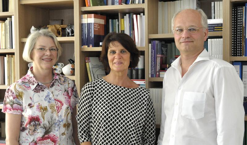 Besuch der Ministerin Vera Reiß im IEG (v. l. n. r. Prof. Dr. Irene Dingel, Ministerin Vera Reiß, Prof. Dr. Johannes Paulmann)