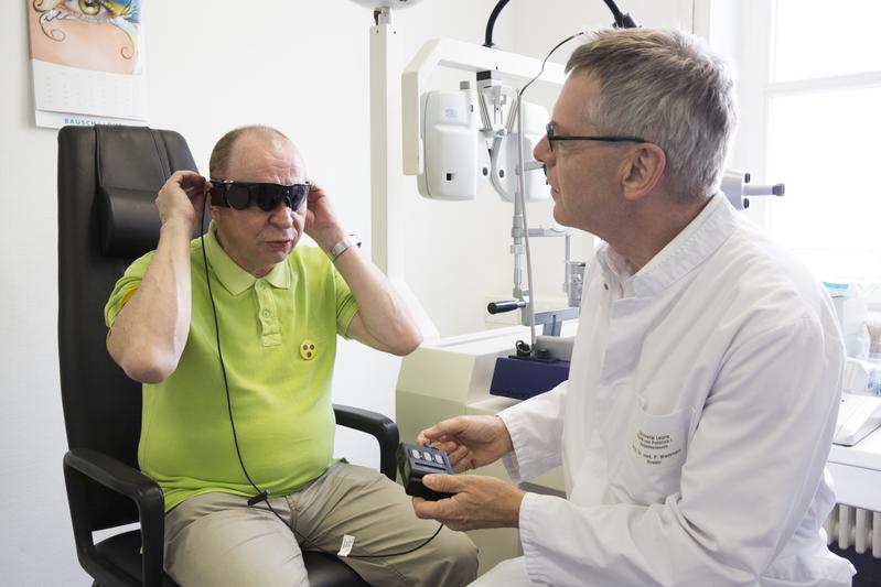 Bernd Burkhardt beim ersten Anschalten der neuen Retinaprothese, die ihm von Prof. Peter Wiedemann, Direktor der Klinik für Augenheilkunde am Universitätsklinikum Leipzig, implantiert wurde.