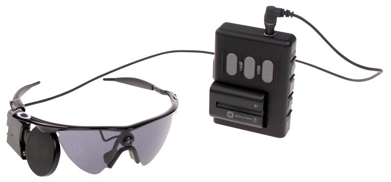 Die ARGUS II Retinaprothese besteht aus einer Brille mit Sender und einem Taschencomputer, die Signale an das im Auge befindliche Implantat übermitteln.