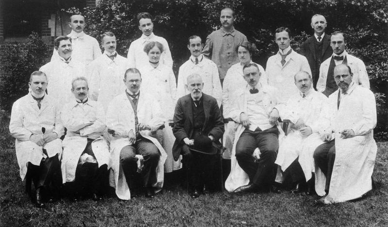Paul Ehrlich (erste Reihe, Mitte) und seine Mitarbeiterinnen und Mitarbeite