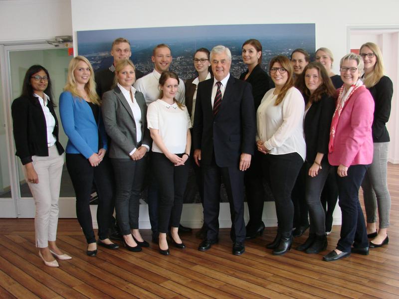 Das studentische Consulting Team um Prof. Dr. Weber (z.v.r.) mit dem Wirtschaftssenator Frank Horch (m.) und der Hamburger Campusleiterin Prof. Dr. Friesendorf (l.) bei der Abschlusspräsentation.