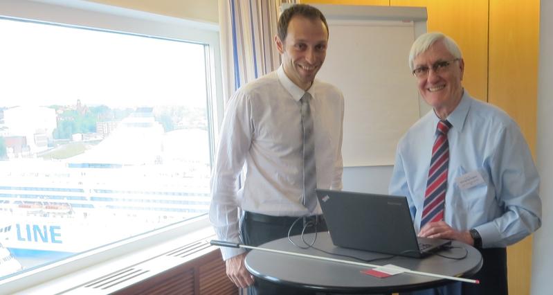 Herr Kunick (links, hier mit Prof. Wagner von der Ruhr-Universität Bochum) bereitet sich auf der IAPWS-Konferenz 2015 in Stockholm auf seinen Vortrag vor