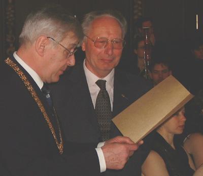 Erich Oetheimer (rechts) erhielt die Verdienstmedaille "Bene Merenti" in Silber. Fotos (2): Emmerich