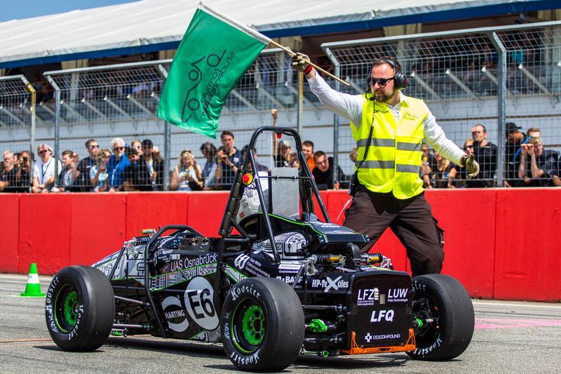Start: Auf dem Hockenheimring zeigte der elektrische Rennwagen der Hochschule Osnabrück, was in ihm steckt. Mit Platz 6 in der Gesamtwertung wurde der Osnabrücker Rennstall erneut das beste FH-Team.