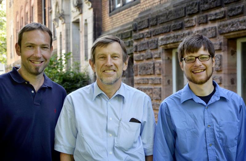 Forschen grenzüberschreitend an der Philipps-Universität Marburg: Prof. Dr. Nicolas Rouhier, Prof. Dr. Roland Lill und Dr. Joseph Braymer (von links). 