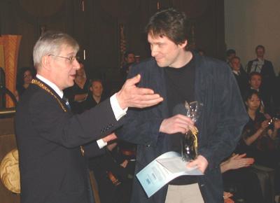 Unipräsident Theodor Berchem überreicht den DAAD-Preis 2001 an Oleg Nikolajewitsch Kashirskikh. Foto: Emmerich