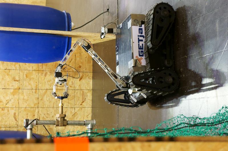 Gefahrenquellen ausschalten: Mit seinem Arm kann Roboter GETjag die Ventile von Gasleitungen schließen.
