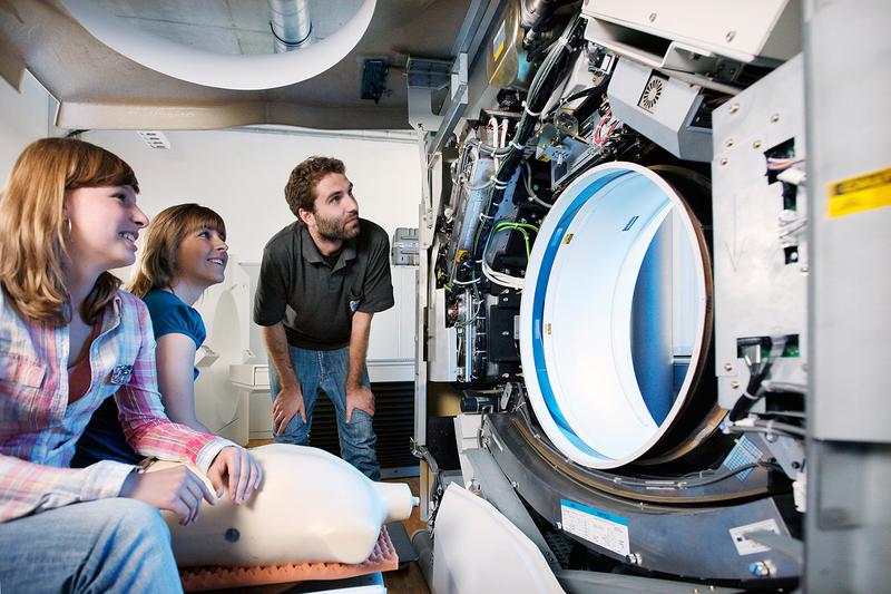 Der kooperative Masterstudiengang Applied Physics wird mit drei wählbaren Schwerpunkten angeboten: Medizintechnik, Lasertechnik und Optische Technologien sowie Material- und Grenzflächenphysik.