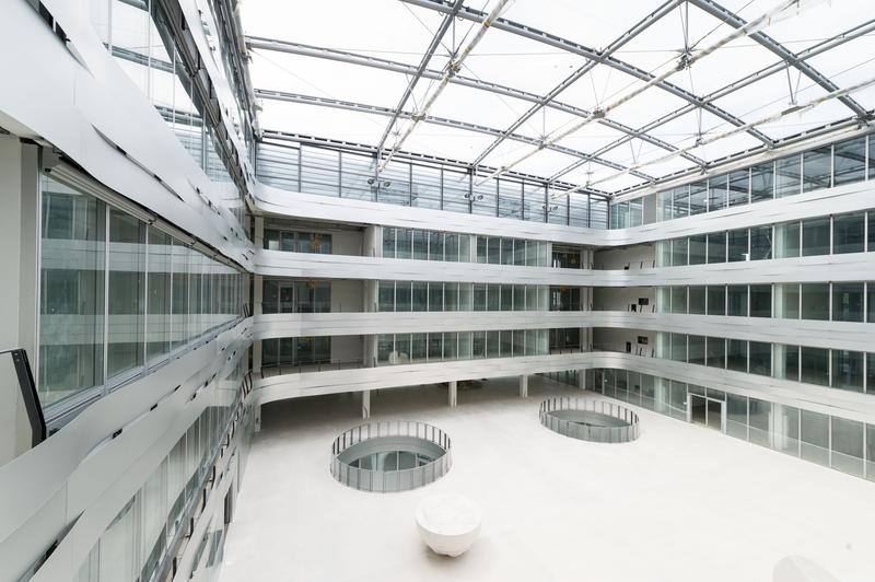 Das helle, überdachte Atrium steht im Zentrum des Niedrigenergiekonzepts im Kollegiengebäude Mathematik des KIT.