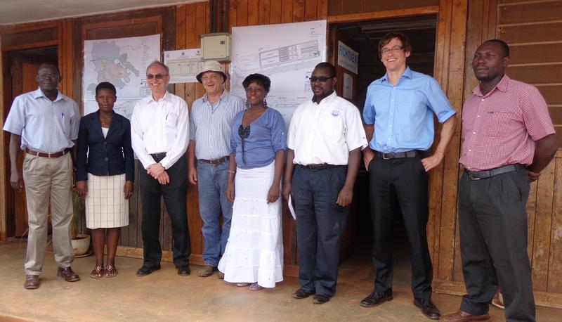 Prof. Dr. mult. Karl-Ulrich Rudolph (mit weißem Hemd) bei der Besichtigung von Klärwerken in Kampala, Uganda.