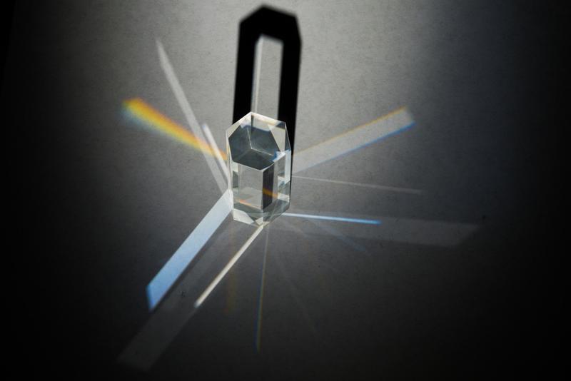 Beleuchtetes Prisma - unterschiedliche austretende Lichtsäulen entsprechen teils komplizierten Strahlenpfaden des einfallenden Lichtes durch das Prisma. Foto: Markus Selmke