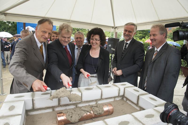 Die Verantwortlichen freuen sich über das neue Gebäude, das am Campus Westerberg in Osnabrück entstehen soll.