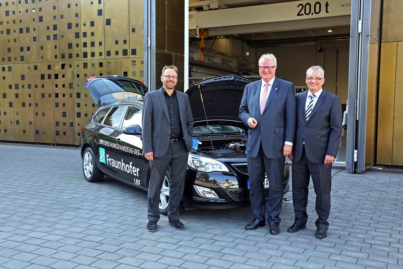 Prof. Thilo Bein, administrativer Koordinator LOEWE AdRIA, Staatsminister Dr. Thomas Schäfer und Prof. Tobias Melz, Institutsleiter Fraunhofer LBF, vor einem Forschungsfahrzeug, das dank innov