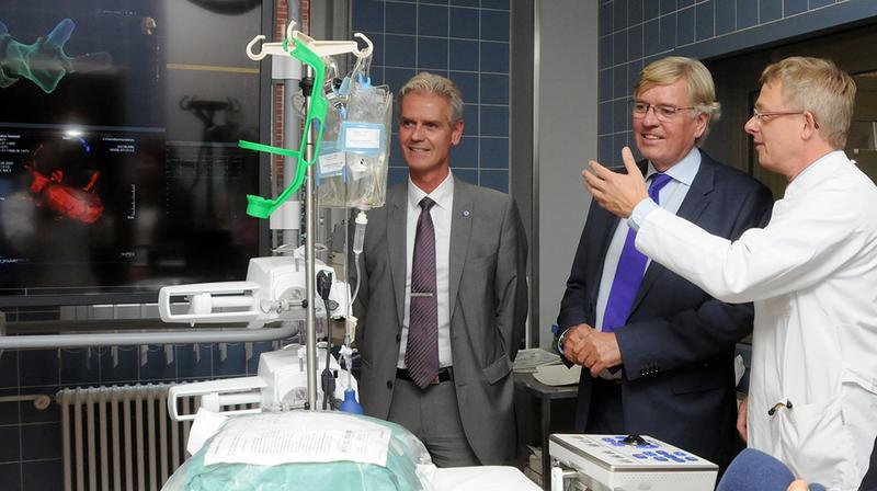 Prof. Dr. Rüdiger Braun-Dullaeus (r.) erläutert Minister Hartmut Möllring und dem Ärztlichen Direktor des Uniklinikums Magdeburg, Dr. Jan L. Hülsemann (l.), den hochmodernen Herzkatheter-Messplatz