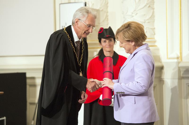 Bundeskanzlerin Dr. Angela Merkel nimmt von Martin Täuber, Rektor der Universität Bern, die Ehrendoktorwürde entgegen.