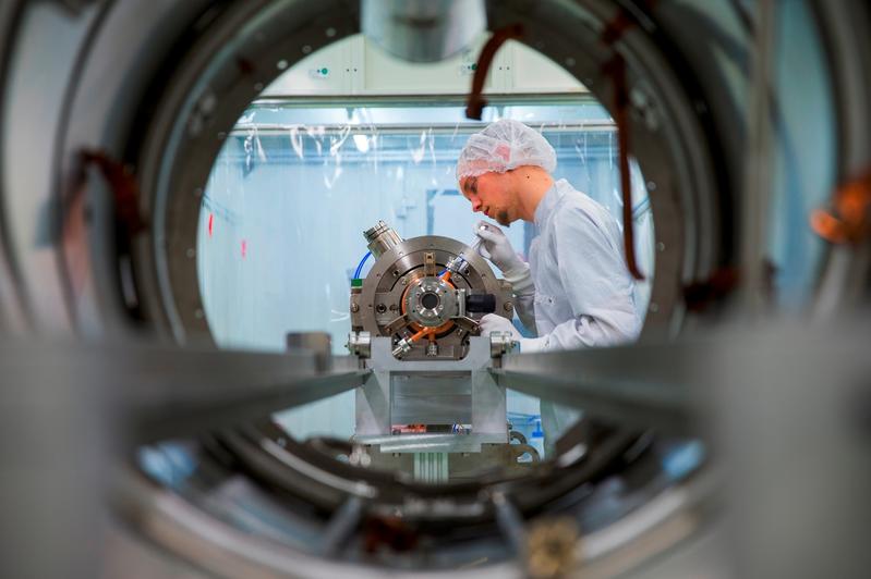 Ein Physiklaborant arbeitet an der neuen Elektronenkanone für den Beschleuniger im ELBE-Zentrum für Hochleistungs-Strahlenquellen.
