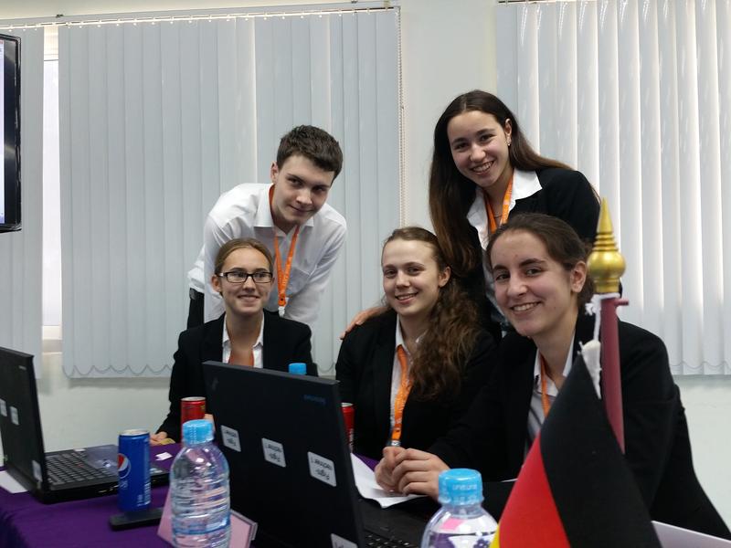 Deutsches Nationalteam beim IYPT 2015 in Thailand	 (v.l.n.r.: Carina Kanitz, Jonas Landgraf (stehend), Dominika Stronczek, Sina Hartung (stehend), Ann-Kathrin Raab)