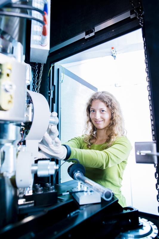 Angelina Orthacker, Physikerin an der TU Graz, ebnet neue Wege in der Materialforschung.