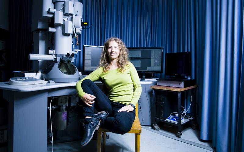 Angelina Orthacker, Physikerin an der TU Graz, ebnet neue Wege in der Materialforschung.