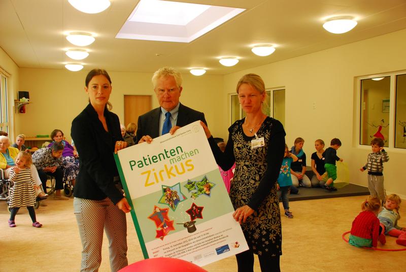 Andrea Huhn von der Linde AG, Prof. Manfred Gahr von der Stiftung Hochschulmedizin und Dr. Katja Albertowski von der KJP am Uniklinikum erlebten in der KiTa Claras Abenteuerland die Zirkuspädagogen. 