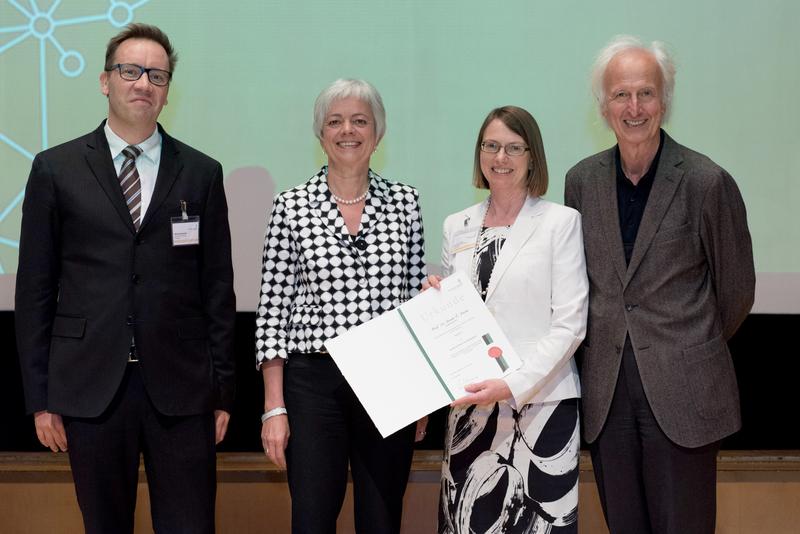 Von links nach rechts: Prof. Dr. Winfried Rudolf, Cornelia Quennet-Thielen, Prof. Dr. Susan Irvine und Helmut Schwarz.