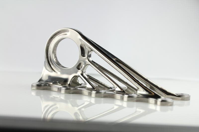 Erstes additiv gefertigtes Metallbauteil in der zivilen Luftfahrt: Kabinenhalter für den Airbus A350     First additive manufactured metal part for civil aircraft: cabin bracket of the Airbus A350 