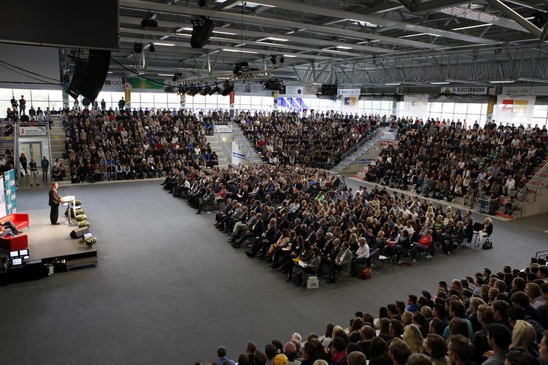 1844 Studierende und damit volle Ränge bei der Erstsemesterbegrüßung an der Hochschule Hamm-Lippstadt.