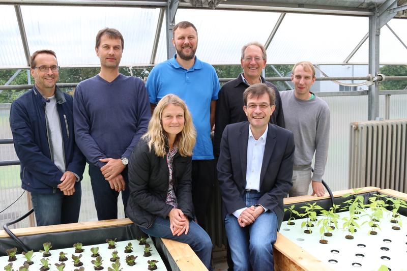 Forscherteam des Aquaponik-Produktionssystems