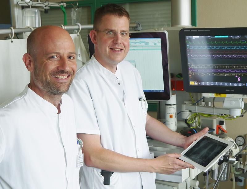 PD Dr. Ralf Michael Muellenbach (l.) und Prof. Peter Kranke vom Uniklinikum Würzburg sind überzeugt, dass per Tablet-PC praxisnah mit externen Krankenhäusern kommuniziert werden kann.