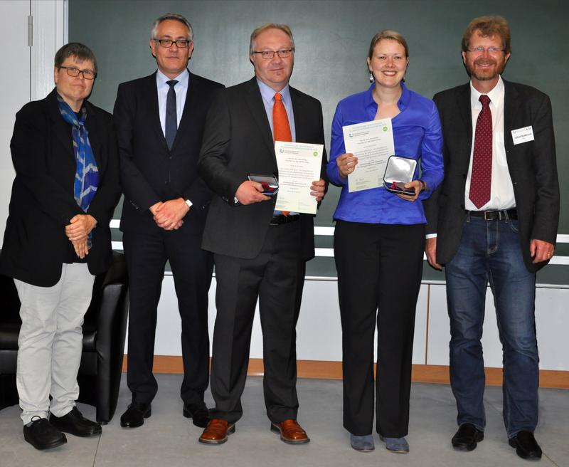 V.l.n.r.: Prof. Dr. Gerhild Becker, Jurypräsidentin; Kai Martens, Geschäftsleiter Grünenthal Deutschland; Preisträger Dr. Georg Bollig und Nadine Kuklau; Prof. Dr. Lukas Radbruch, Präsident der DGP