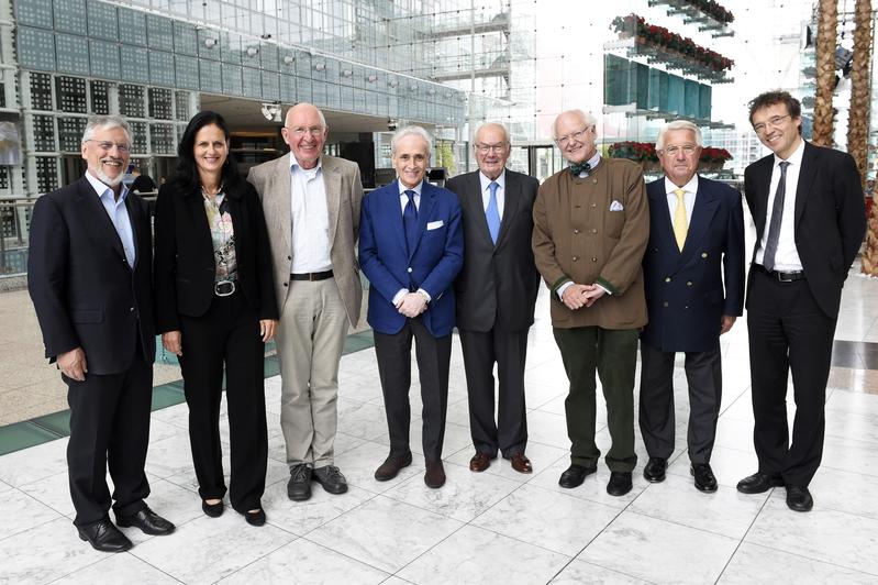 José Carreras im Kreise der Mitgliederversammlung, München, 17.09.2015. 