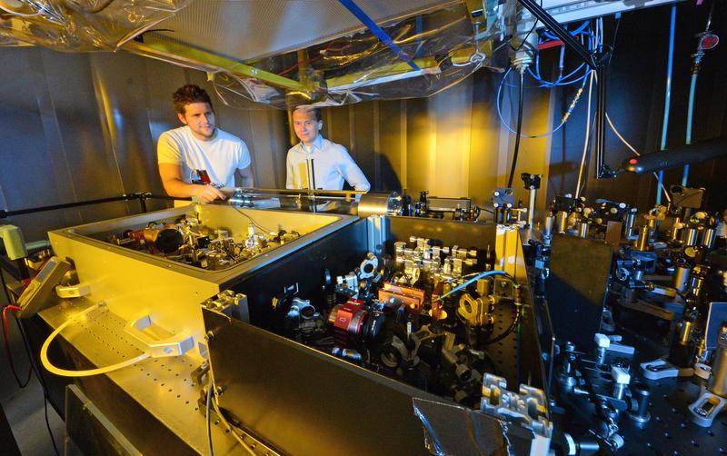This short-pulse laser, newly in use at the LMU, can fire 100 million infrared light pulses per second. Such pulses can be used to detect molecules in gases and liquids. 