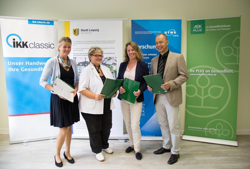 Kooperationsverrtag unterzeichnet: Iris Munske (IKK classic), Dr. Regine Krause-Döring (Stadt Leipzig), Prof. Dr. Astrid Sonntag (HTWK Leipzig) und Michael Hoffmann (AOK PLUS, von links nach rechts)