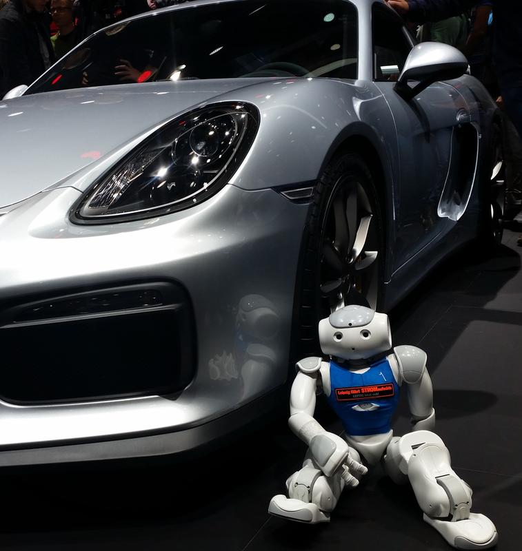 Ein Nao der HTWK Leipzig beim Messerundgang in Frankfurt (20.09.15): Die Fußballroboter wurden auf der IAA allerorts schnell zum Blickfang – trotz optisch starker motorisierter Konkurrenz.