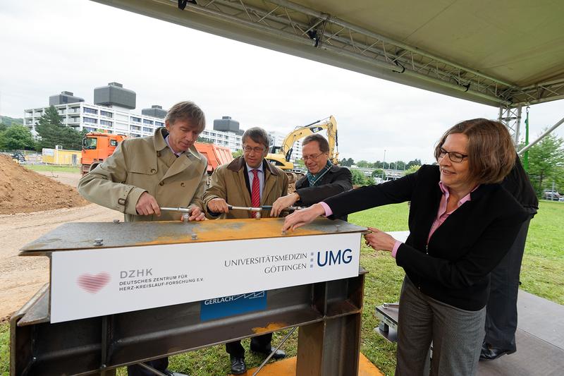 Grundstein gelegt für Forschungsgebäude DZHK, Standort Göttingen (v.l.): Prof. Thomas Eschenhagen, Prof. Heyo K. Kroemer, Prof. Gerd Hasenfuß, Dipl.-Ing. Annette Lüdecke