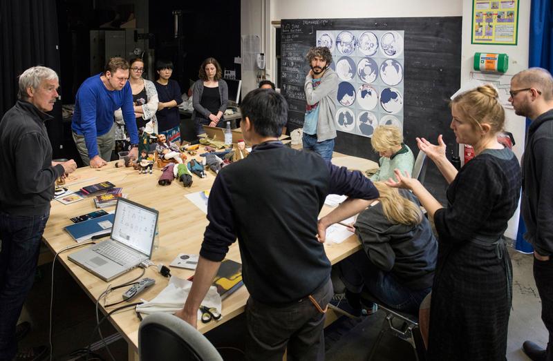 Studierende mit Prof. Krumme, Prof. Lilas und Stephanie Beaugrand im Animationsstudio der KHM