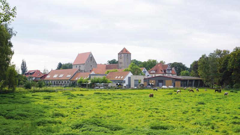 Der Flügel hat nach seiner Reise von Wien nach Hildesheim nun seinen festen Platz in der Aula des Kulturcampus Domäne Marienburg bekommen. Hier lernen über 1000 Studierende der Kulturwissenschaften.