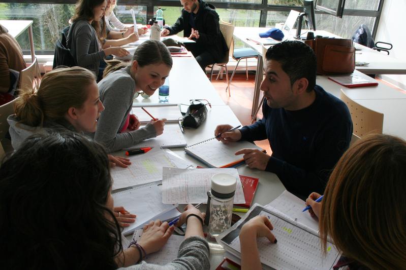 Asylwerber motivieren die Studierenden als Native Speakers zur Verwendung der arabischen Sprache.