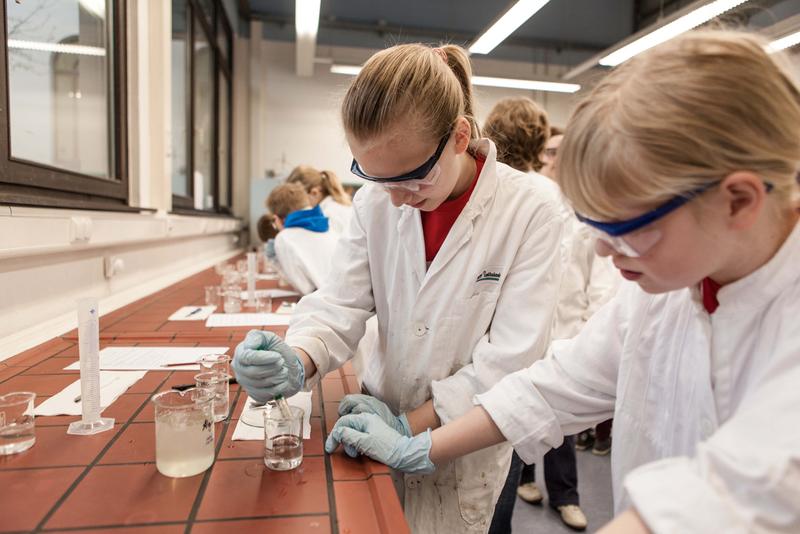 •	Zwei KIWI-Forscherinnen beim Experimentieren mit Alginat-Spaghetti im Agnes-Pockels-SchülerInnen-Labor der Technischen Universität Braunschweig