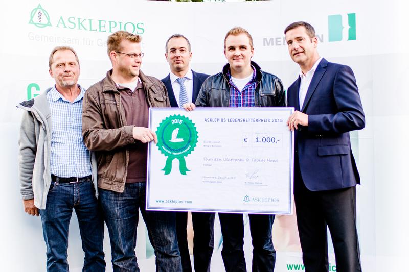  Kai Völzke (Geretteter), Tobias Howe (Retter & Preisträger), Prof. Gunter Nils Schmidt, (Chefarzt Anästhesiologie und Intensivmedizin der Asklepios Klinik Altona), Thorsten Ulatowski (v.l.n.r.) 