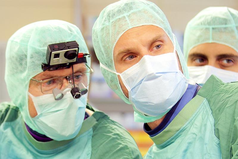 Chirurgen bei der Arbeit.