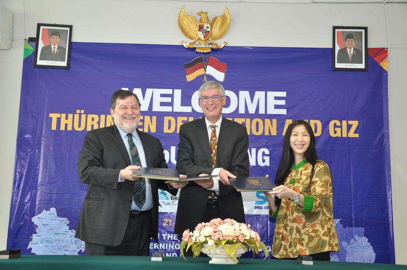 Von links: Peter Palesch, Country Director der GIZ in Indonesien, Prof. Dr. Andreas Schleicher, EAH Jena, und Dr. Filiana Santoso, Rektorin der Swiss German University
